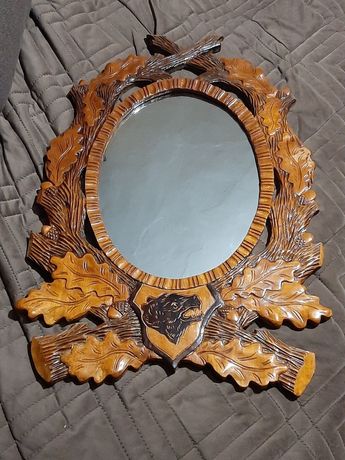 Зеркало навісне в деревяній різбленній рамці