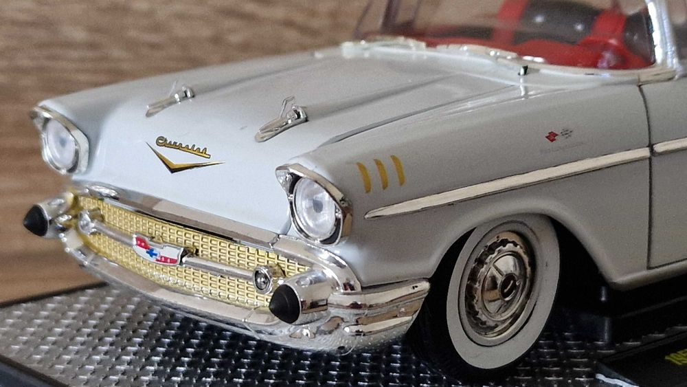 Miniatura Chevrolete Bell Air hardtop «1957» 1:18
