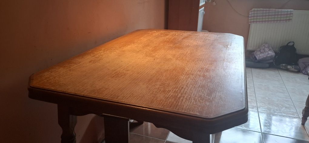 Sprzedam stół do renowacji – solidny i w dobrym stanie