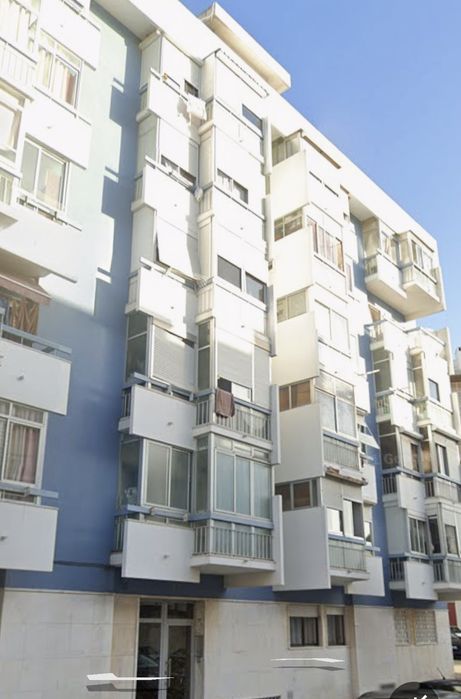 Vendo T1 em Oeiras devoluto com garagem