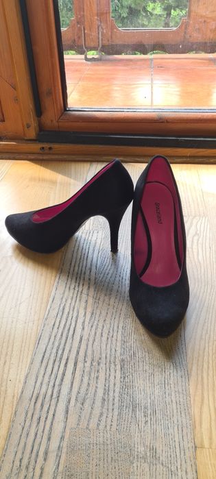 Czarne buty na obcasie