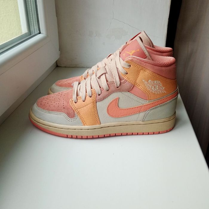 NIKE Jordan 1 Mid Apricot Orange розмір 37.5.Оригінал