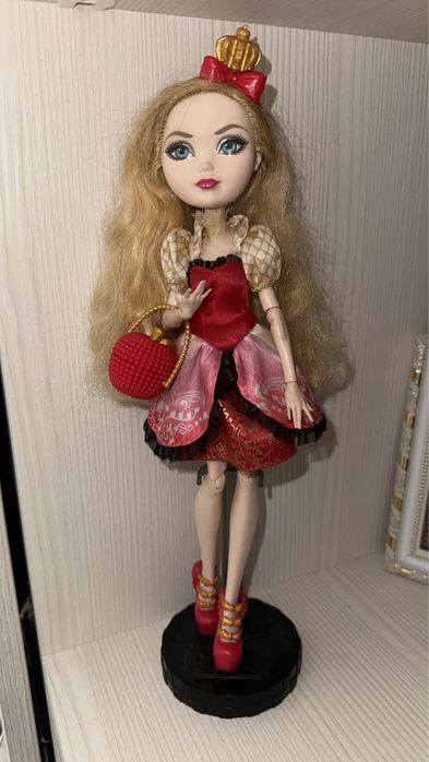 Кукла Ever After High, Apple White база