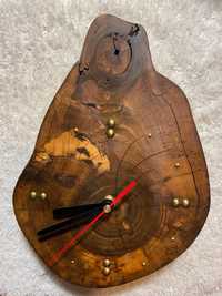 Zegar ścienny na plastrze drzewa z orzecha włoskiego.