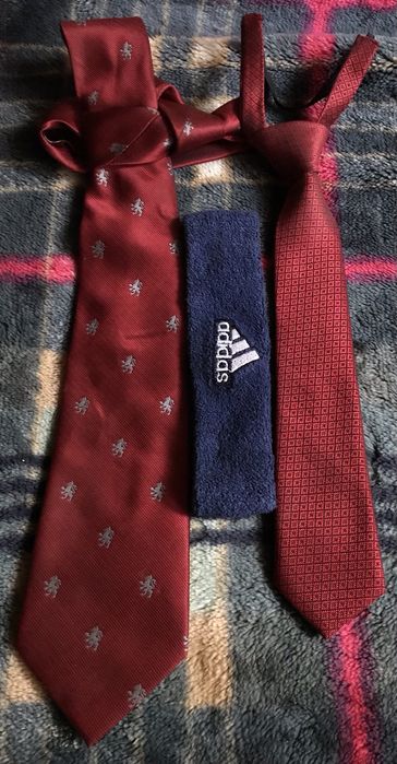 Два красных галстука и повязка Adidas