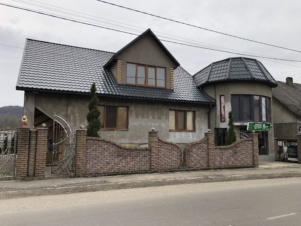 Будинок в продажі з аредним приміщенням та прибудовою