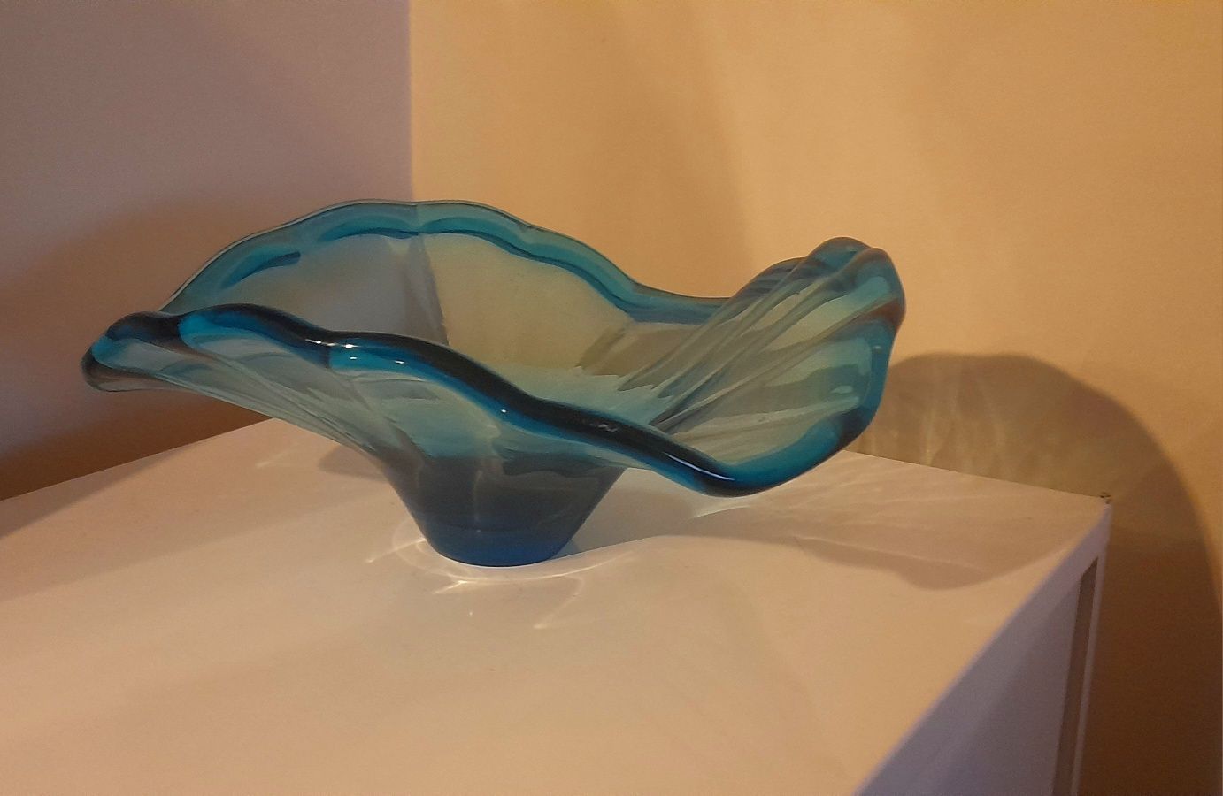 Fruteira antiga de vidro azul