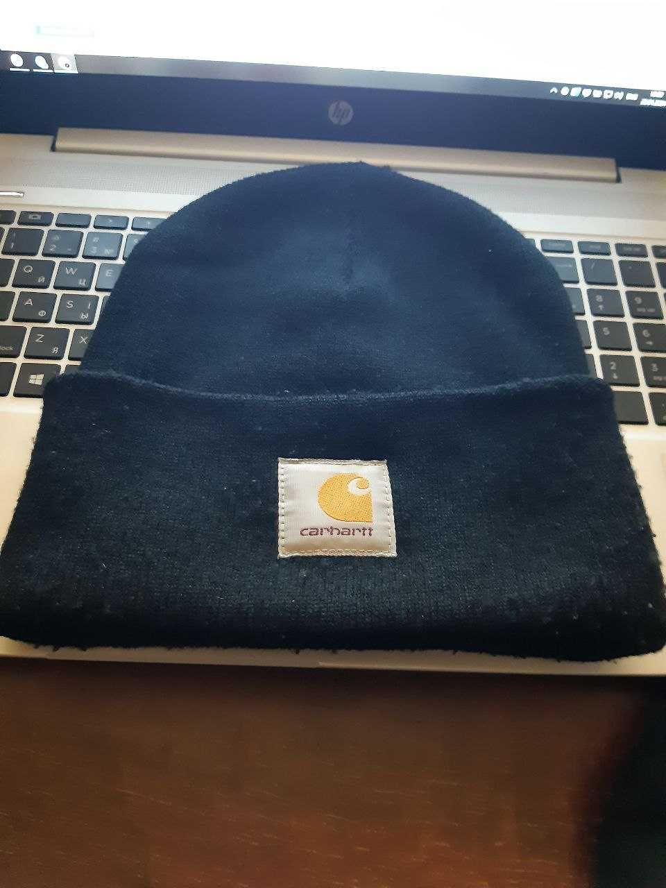 Черная шапка Carhartt