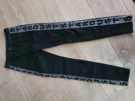 Spodnie czarne Reserved z błyszczącymi lampasami 146 cm