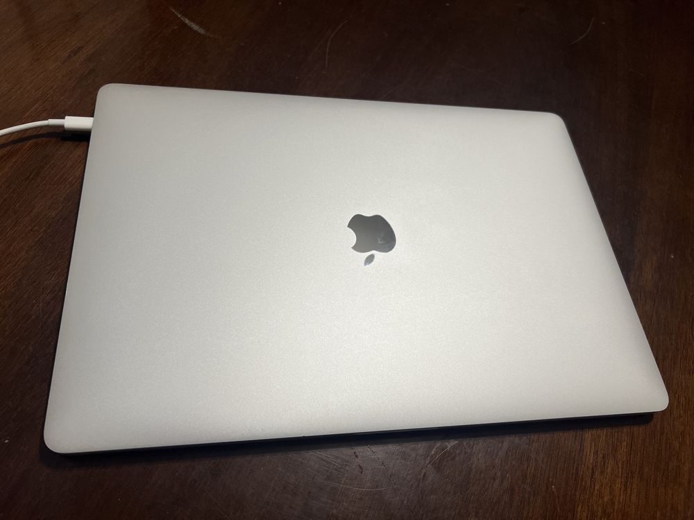 Macbook pro 15, 2019. 32/512 GB, custom з touch bar