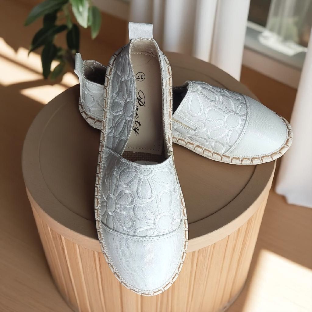 Białe Haftowane Połyskujące Espadryle
