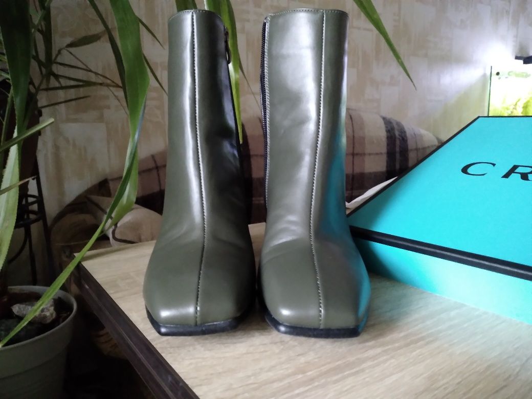 Продаю абсолютно новые ботинки из натуральной кожи цвета хаки  36 р.