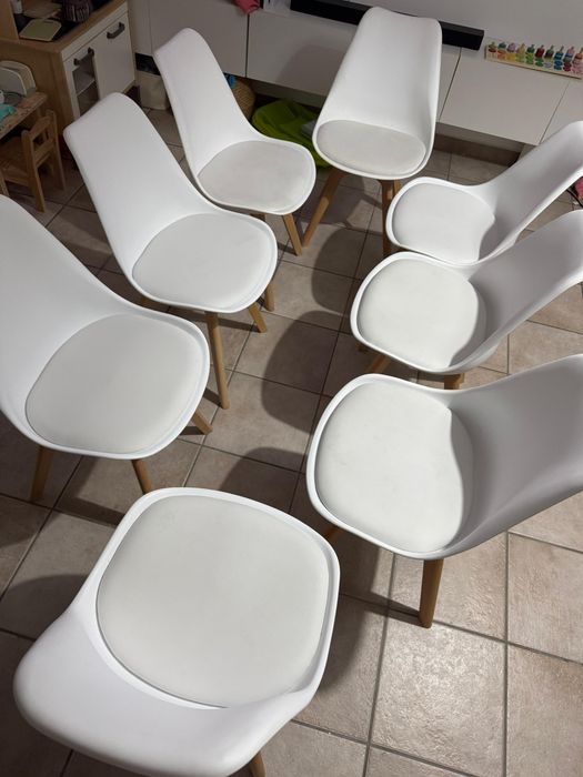 8 cadeiras brancas amofadadas