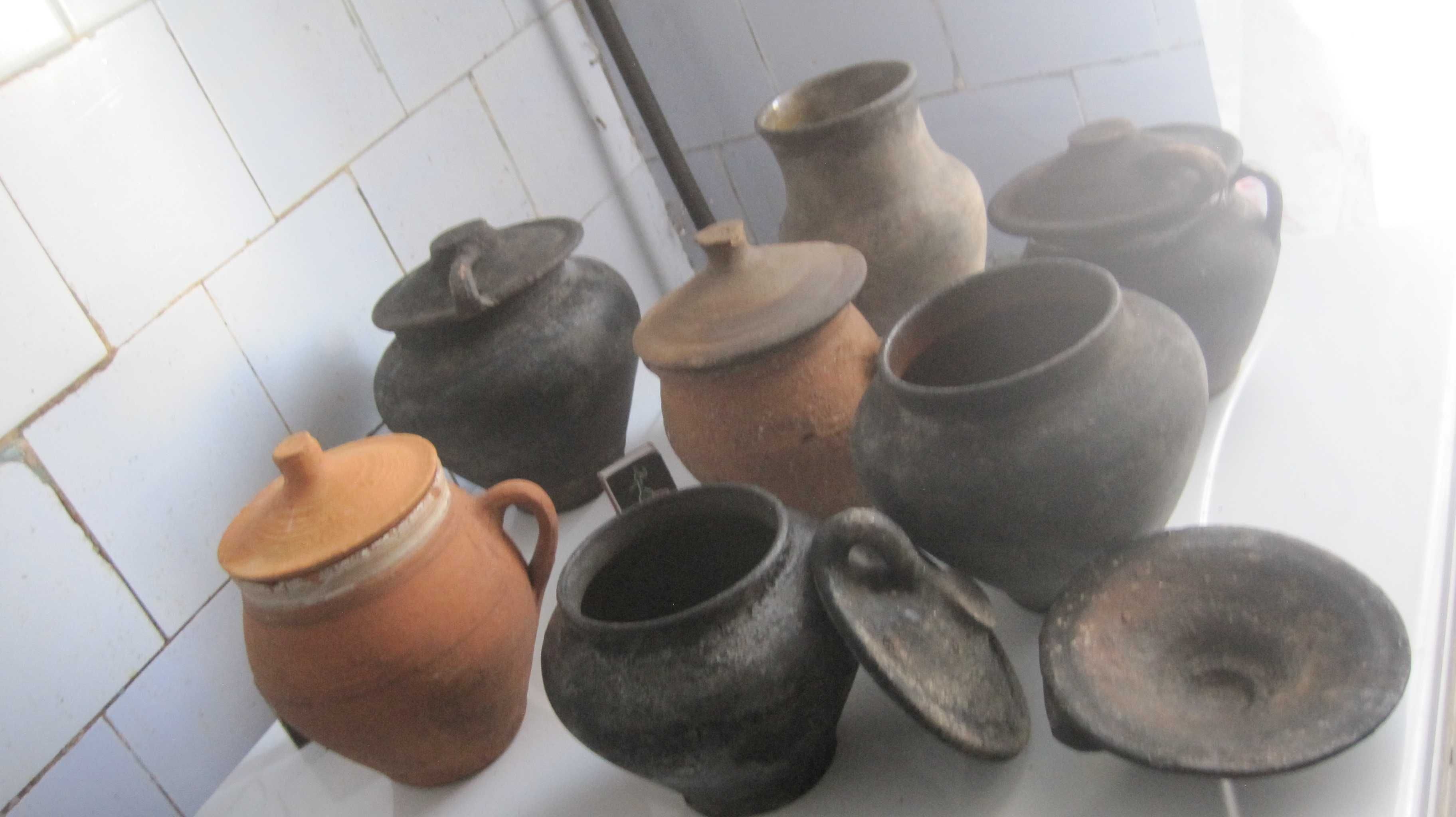 глечики давній посуд з старої хати глиняні старины горшки горшок ваза