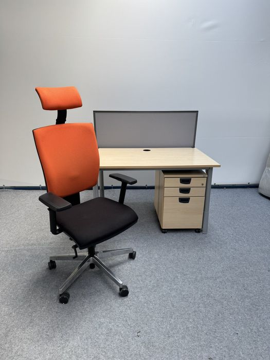 Професійні комп'ютерні столи Kinnarps (Швеція)