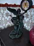 estatueta com relogio