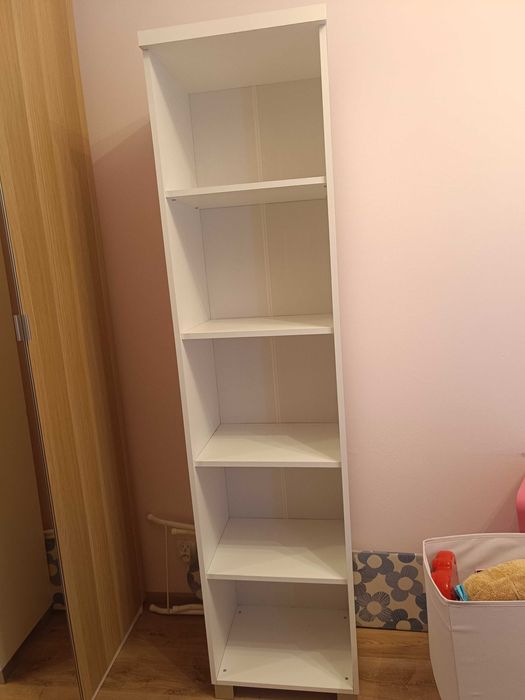 Regał biały z pułkami
