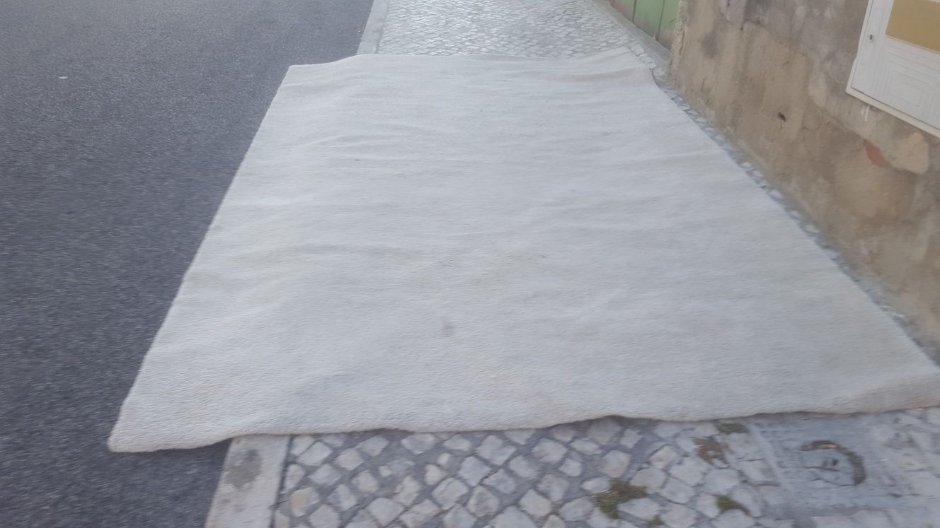 Carpete beje bastante confortável 3 metros por 2 metros
