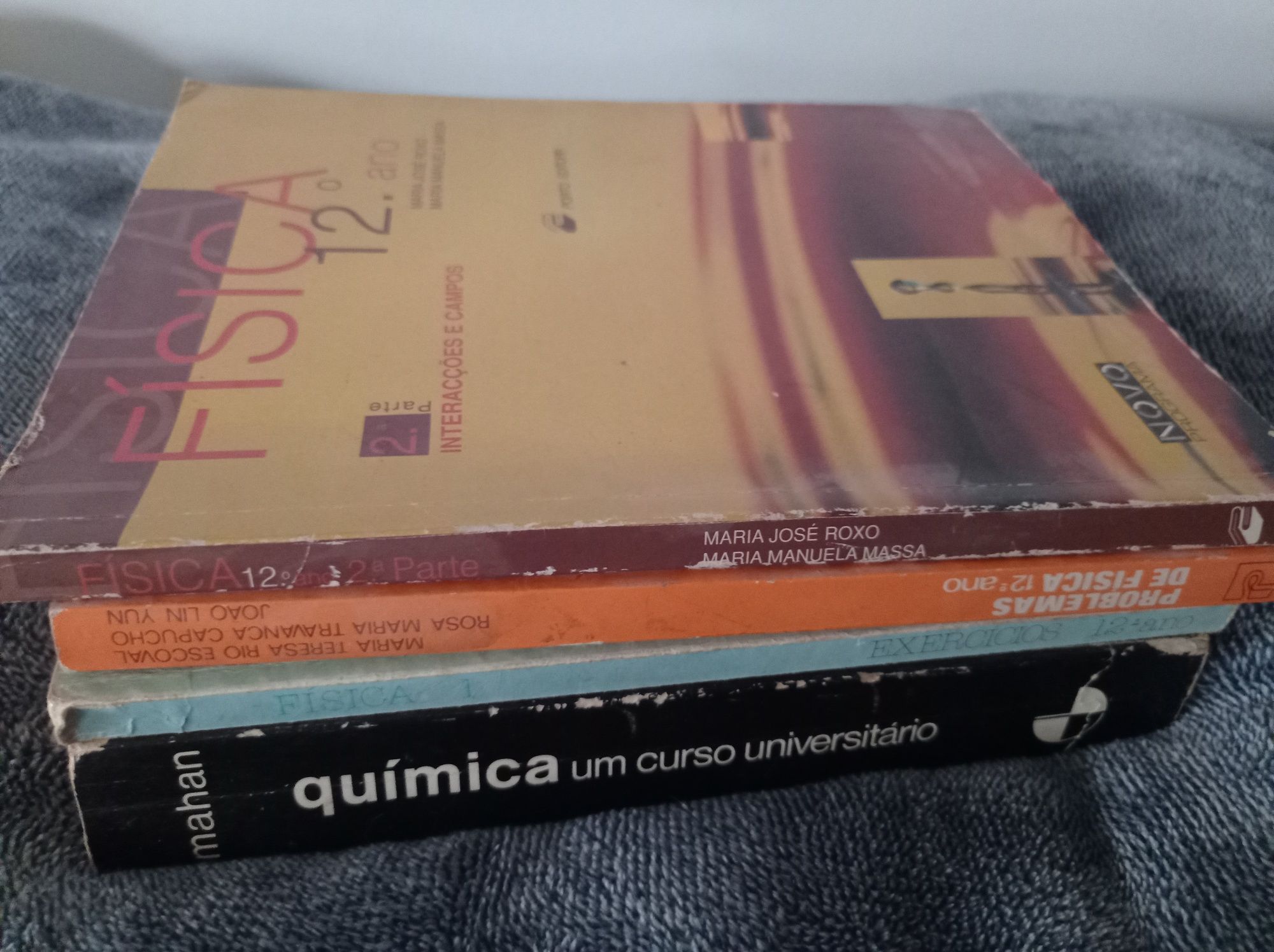 Livros universitários e escolares