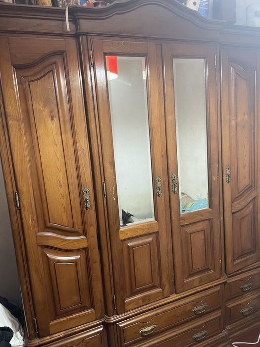 Guarda vestidos usado, com 4 portas e gavetas
