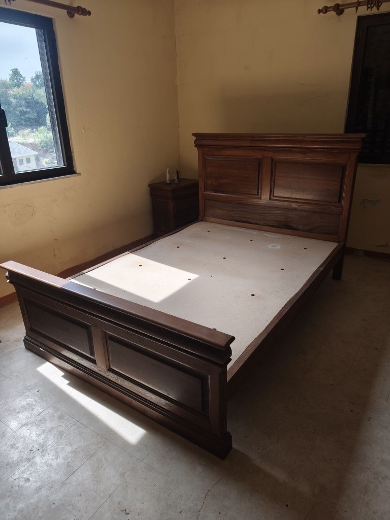 Cama e mesas de cabeceira