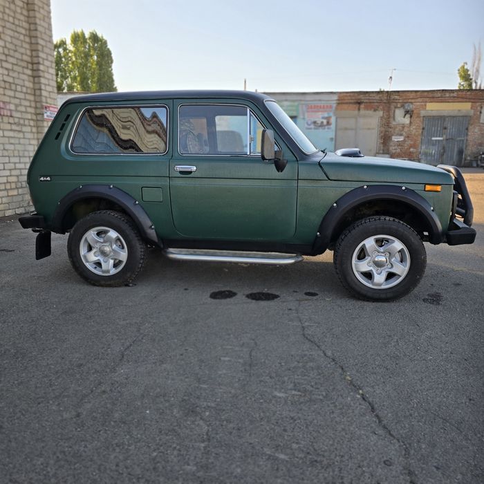 Продаю Ваз 2121 в хорошем состоянии покрашена в Раптор