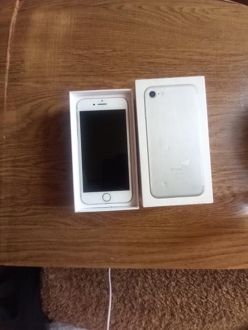 Продам айфон 7 32