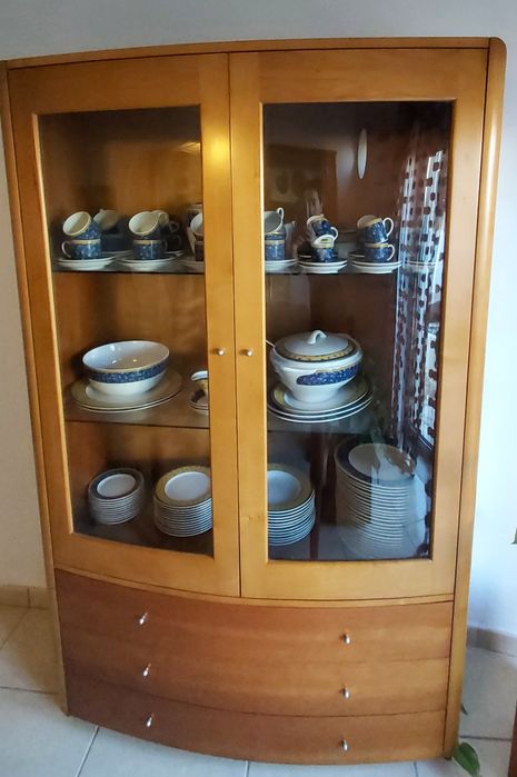 Cristaleira em cerejeira