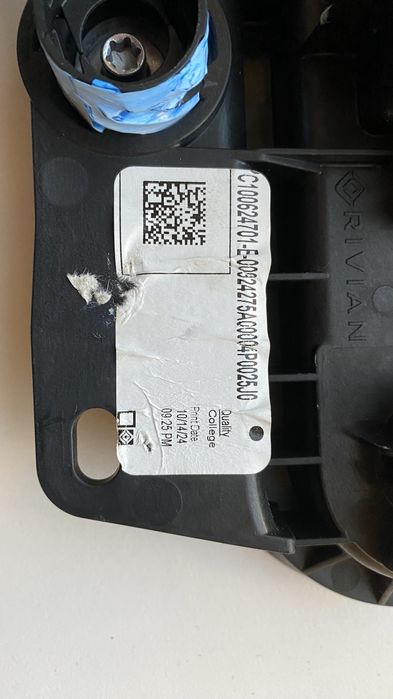 Ручка двери Rivian R1S 2025