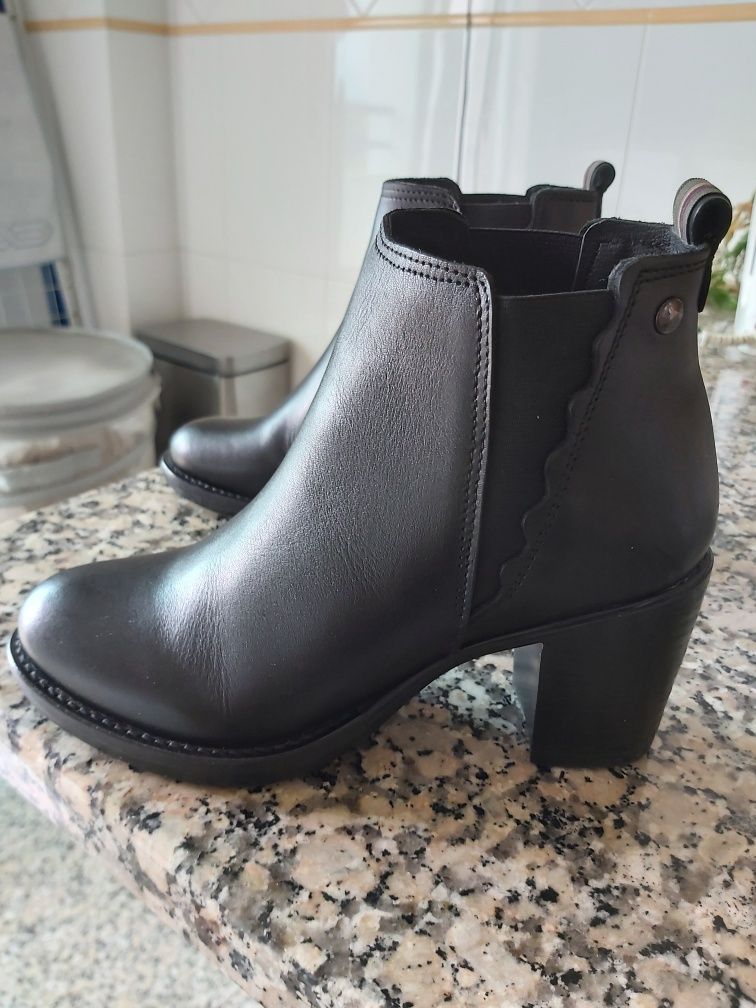 Botas Pele Preto T35