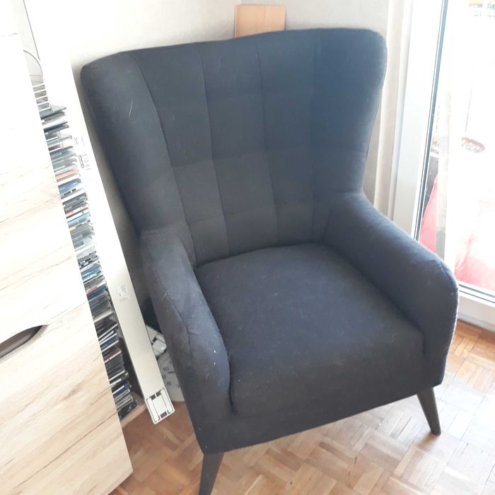 Fotel uszak BRW + czarna pufa w kształcie sześcianu