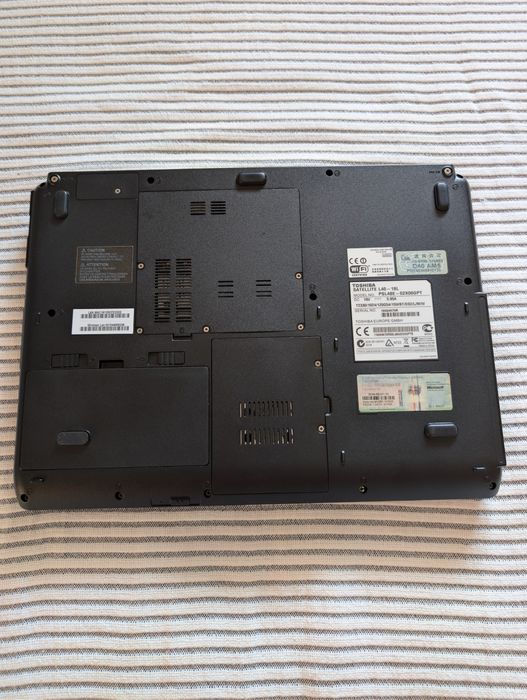Toshiba Satellite L40 ( Intel T9500 / 3GB / 500GB ) *