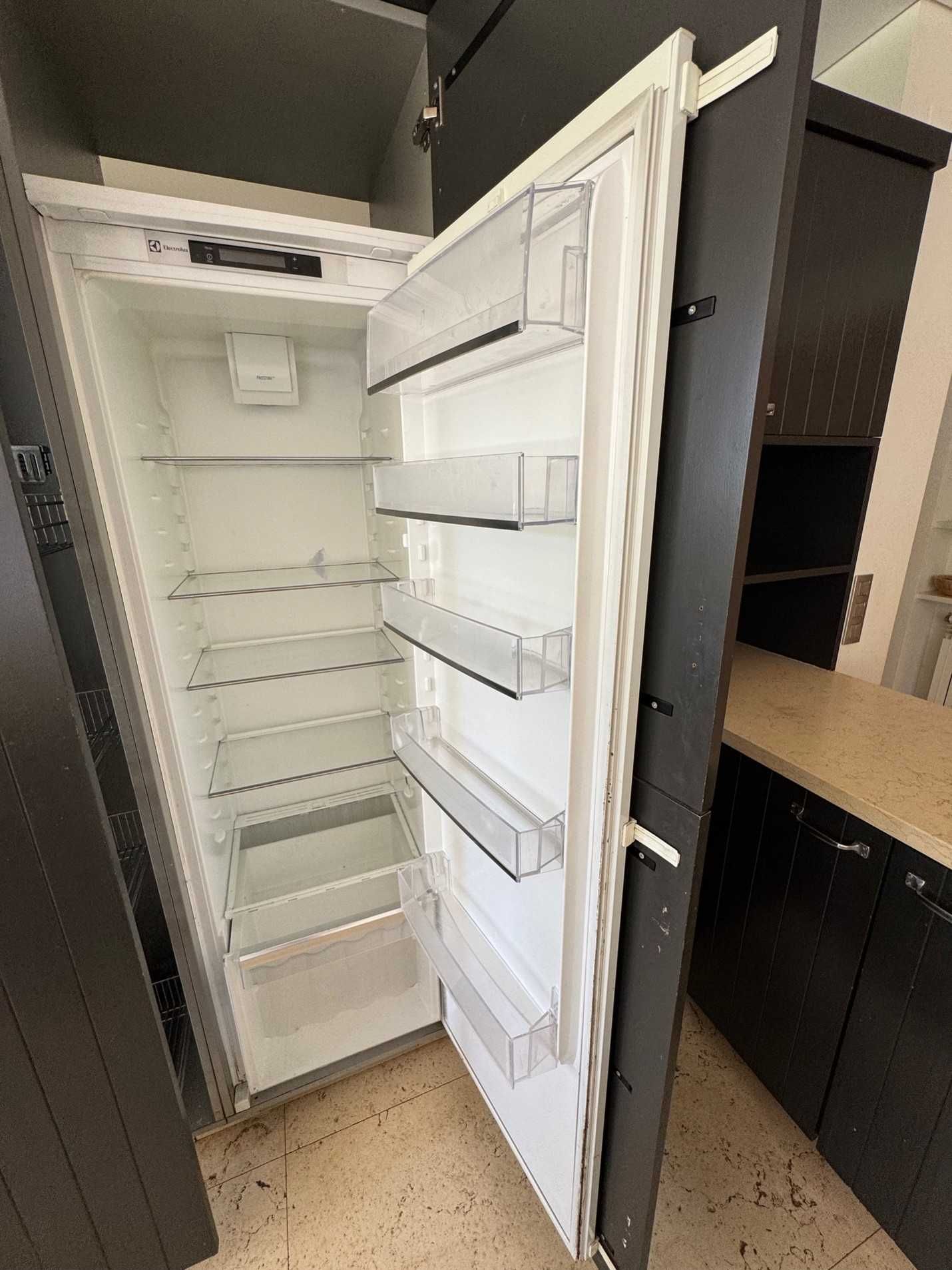 Frigorífico de embutir da marca Electrolux