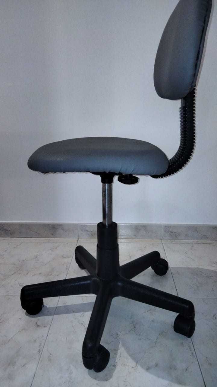 Cadeira para manicure ou segretária