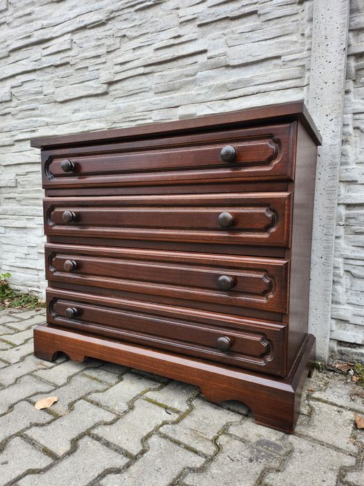 Zgrabna komoda dębowa. .