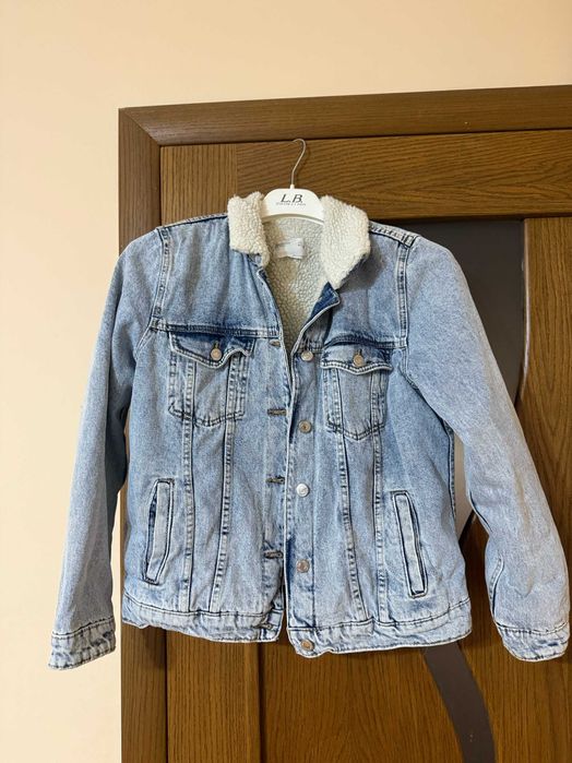 Джинсова куртка з хутром Bershka