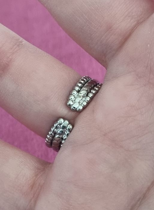 Anel prateado, em aço, com meia bola riscada. Ajustável