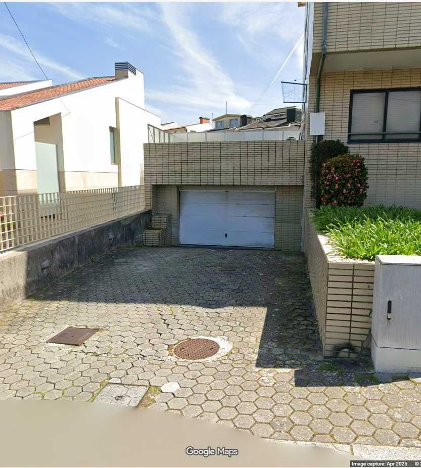 Garagem box fechada – 40,5 m² – junto ao Colégio dos Carvalhos