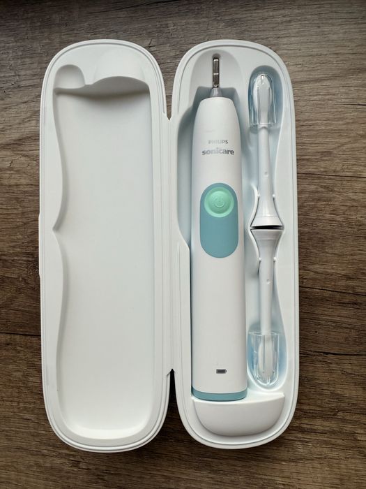 Szczoteczka soniczna philips sonicare z etui ładującym
