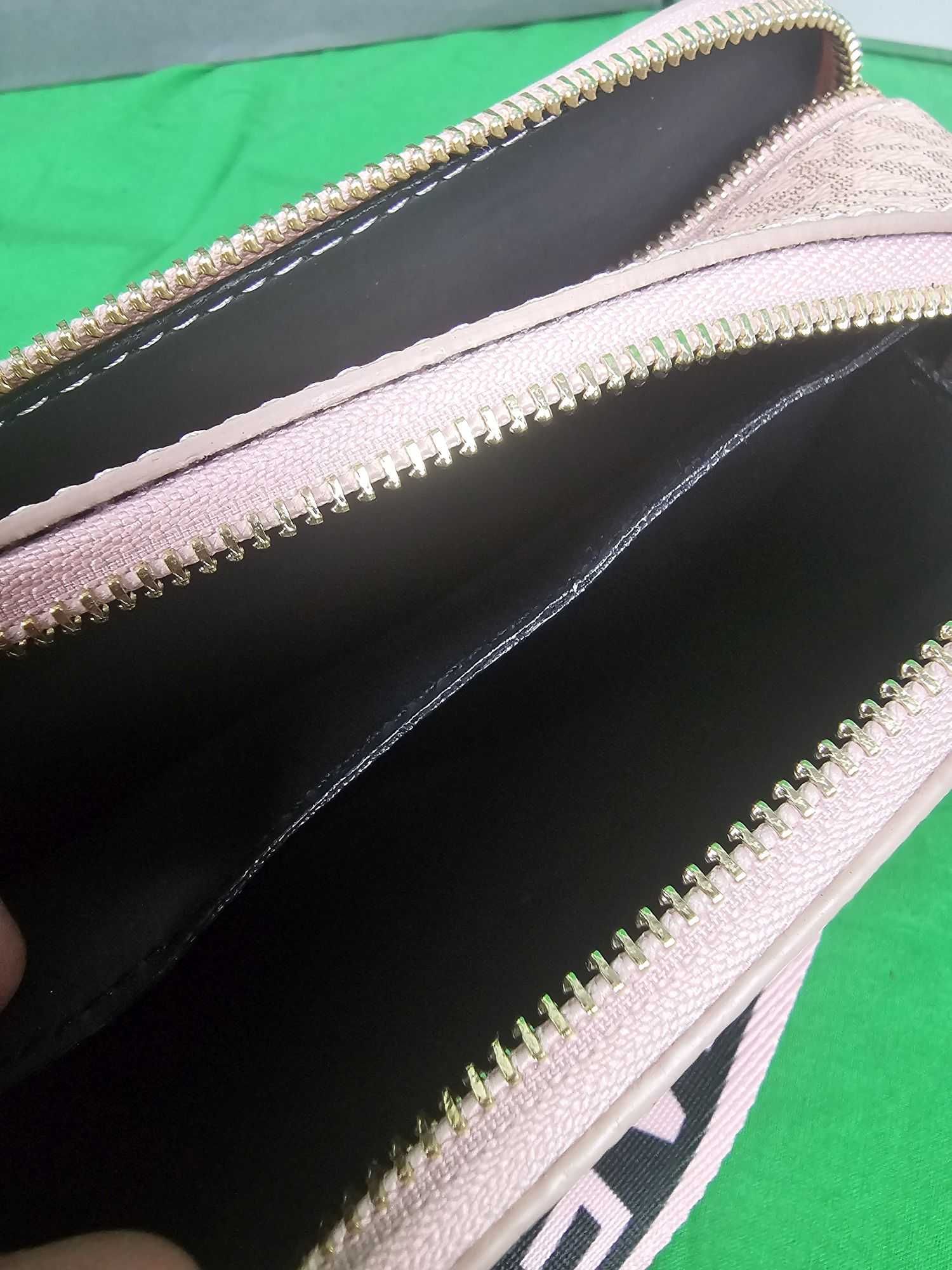 torebka kuferek monogram Michael Kors Torba Hit pudrowy pasek Premium