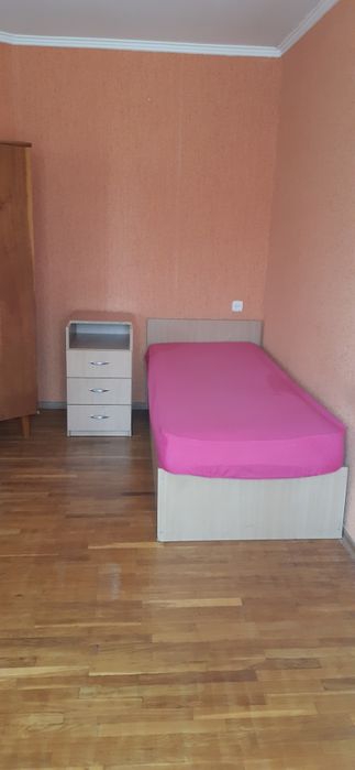 В 2-х этажном доме,комнаты, (бомбоубежище, свет всегда)