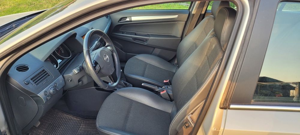 Samochód osobowy Opel Astra H sedan