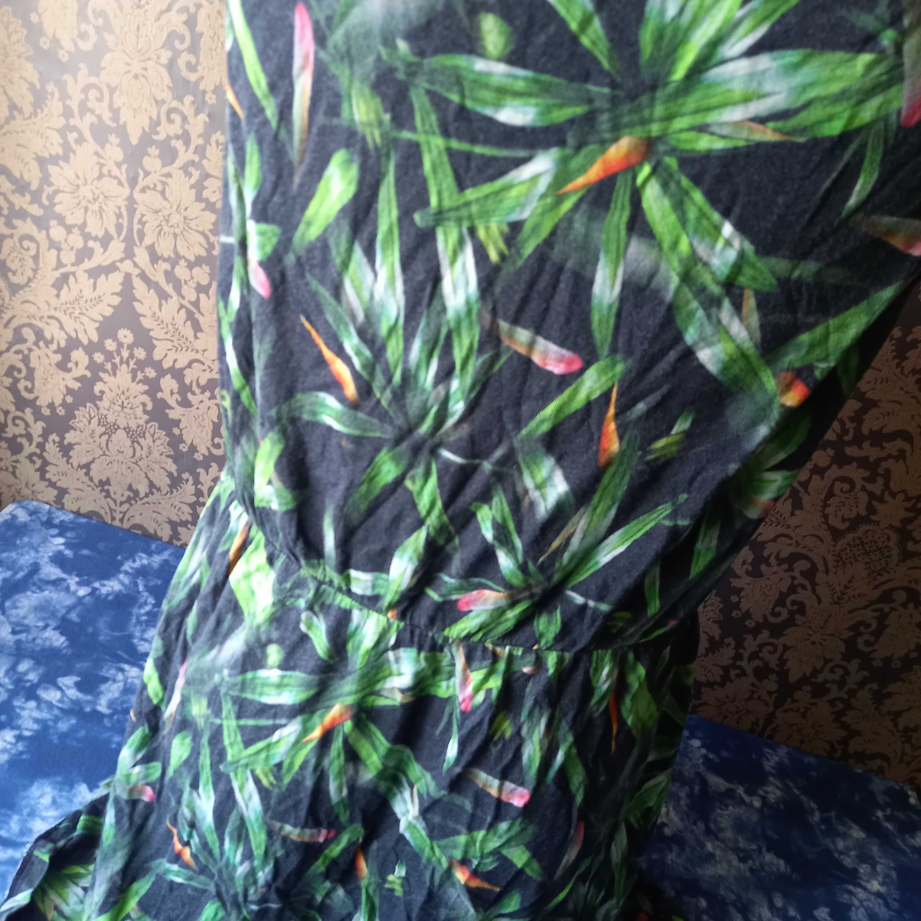 sukienka z motywem tropikalnym liście