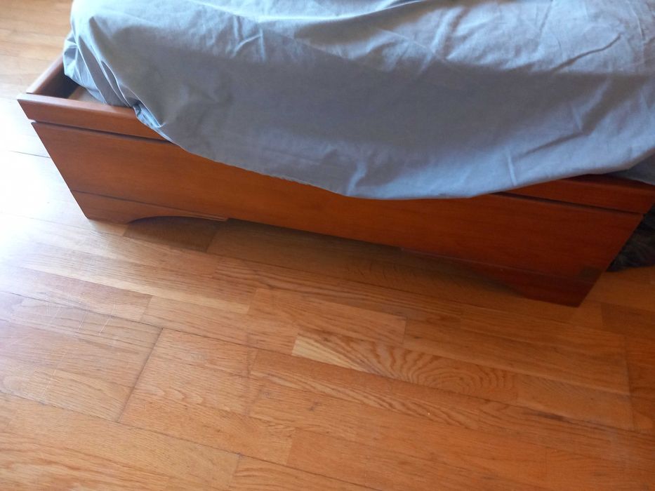 cama de solteiro e mesa de cabeceira em madeira maciça