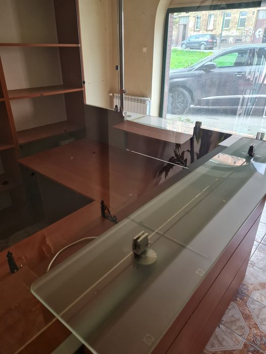 Lada Oszklona z regałami.