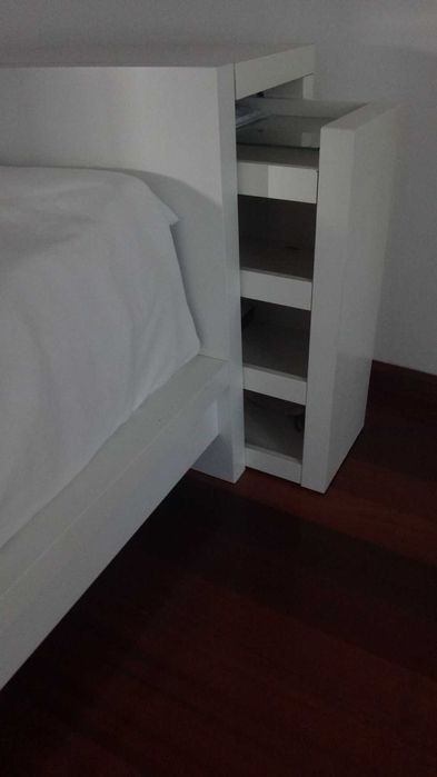 Cama de casal do IKEA e cabeceira