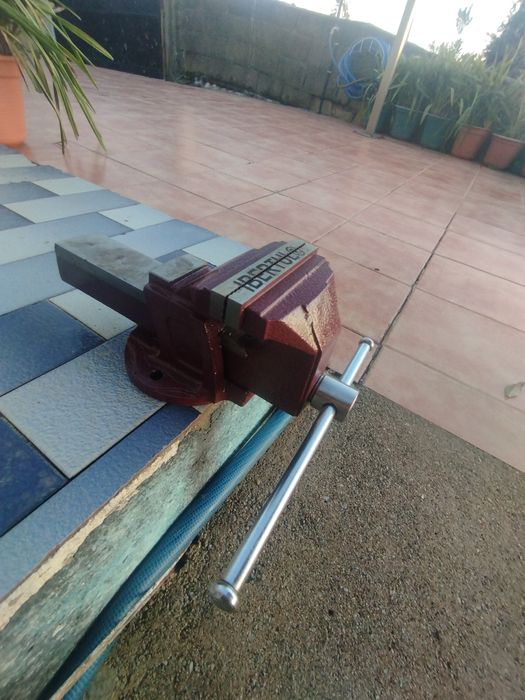 Vendo torno novo em folha