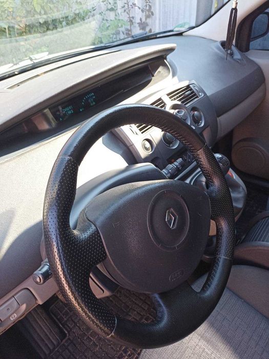 Рено Грант сценік