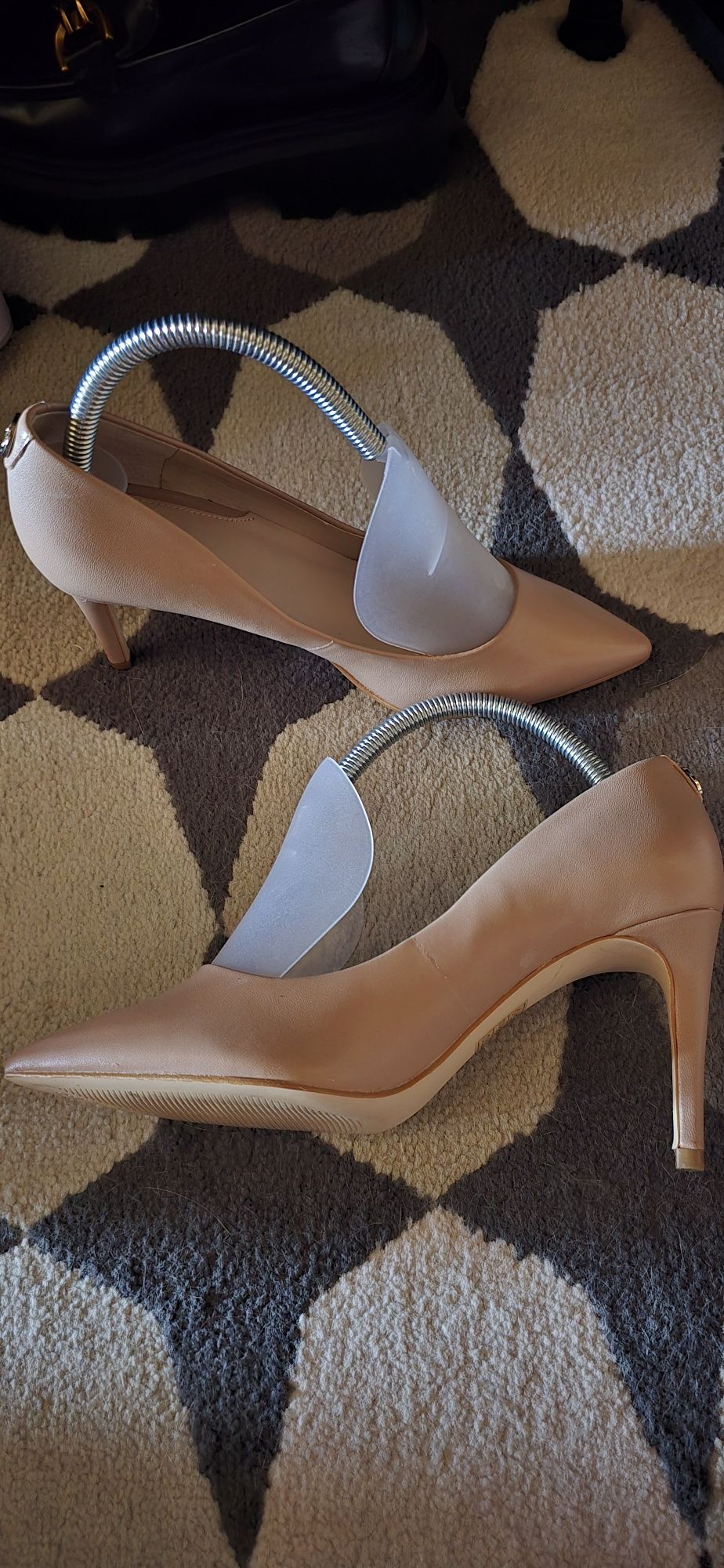 Sapatos de salto alto, Guess