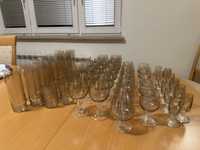 Komplet szklanek i kieliszków, złota zastawa stolowa